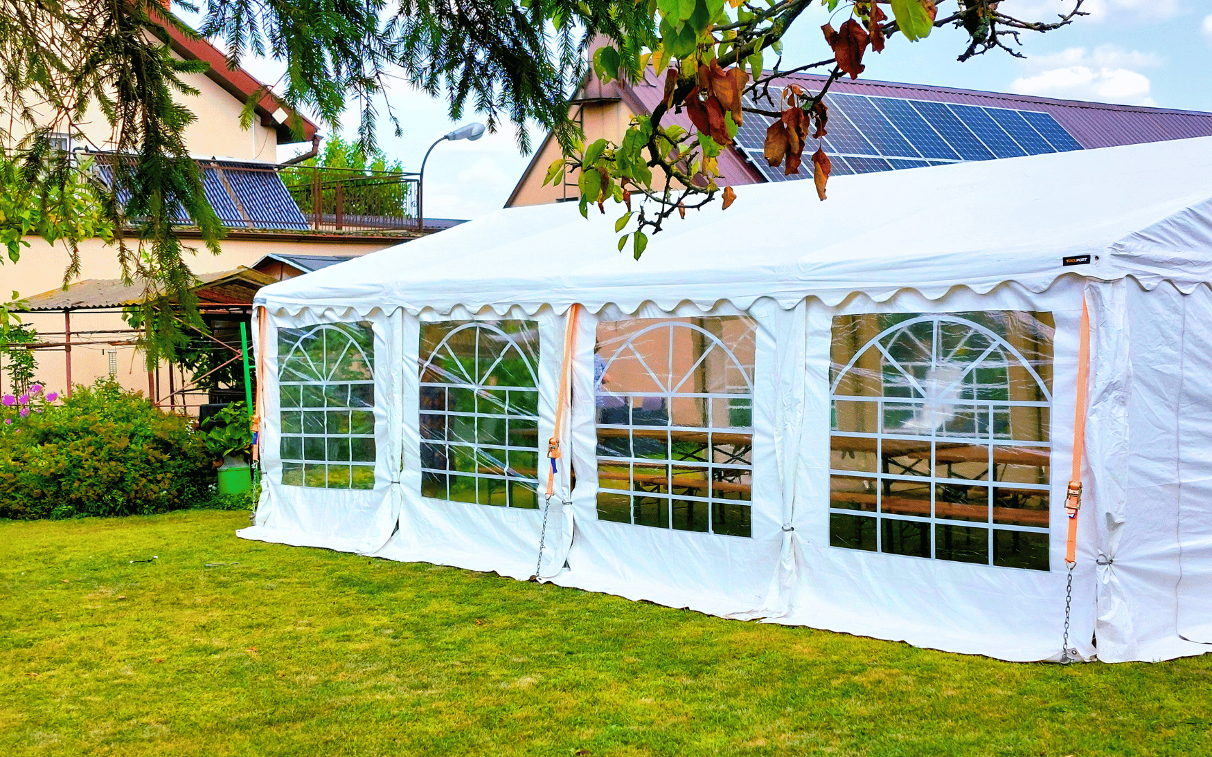 Montażu oraz demontażu namiotu i całego wyposażenia dokonują nasi monterzy.